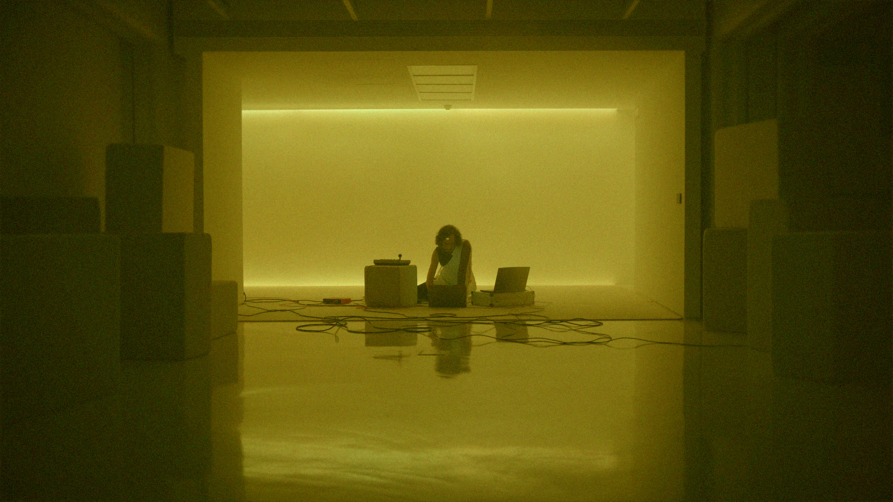 Slowly fading into data / Albert Barqué-Duran
